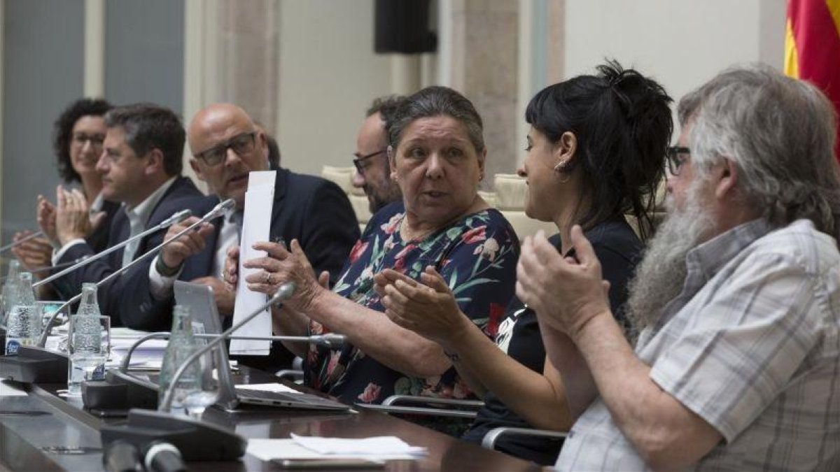 Diputados de Junts pel Sí y la CUP, el pasado 4 de julio, durante la presentación de la ley del referéndum.-ALBERT BERTRAN