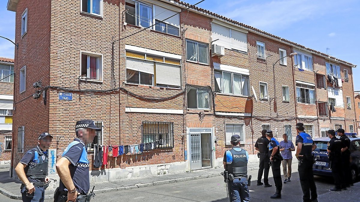 Policías en el barrio de las Viudas, en otro altercado con disparos registrado el mismo año de los hechos, en 2019.  J.M. LOSTAU
