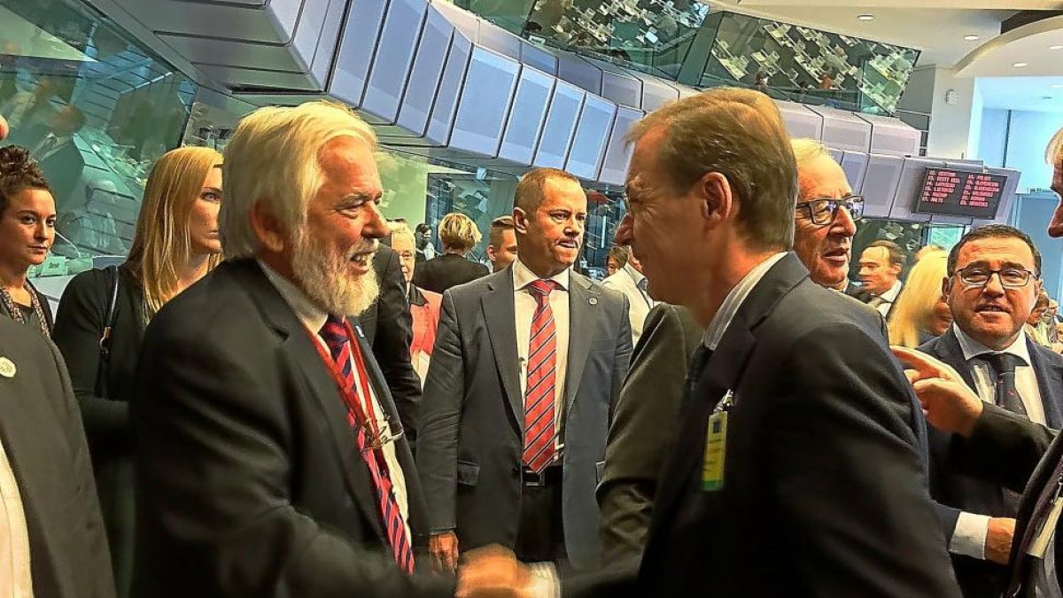 Georges Dassis, presidente del CESeuropeo, saluda a Germán Barrios, presidente del CES regional en una imagen reciente.-EL MUNDO