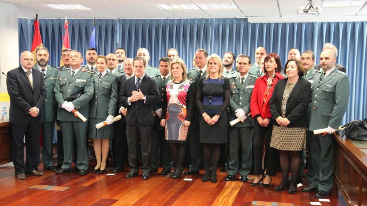 La delegada del Gobierno, María José Salgueiro, preside la entrega de diplomas de la Orden del Mérito Civil a diecinueve miembros de la Guardia Civil y a un representante de la Agencia Tributaria-ICAL