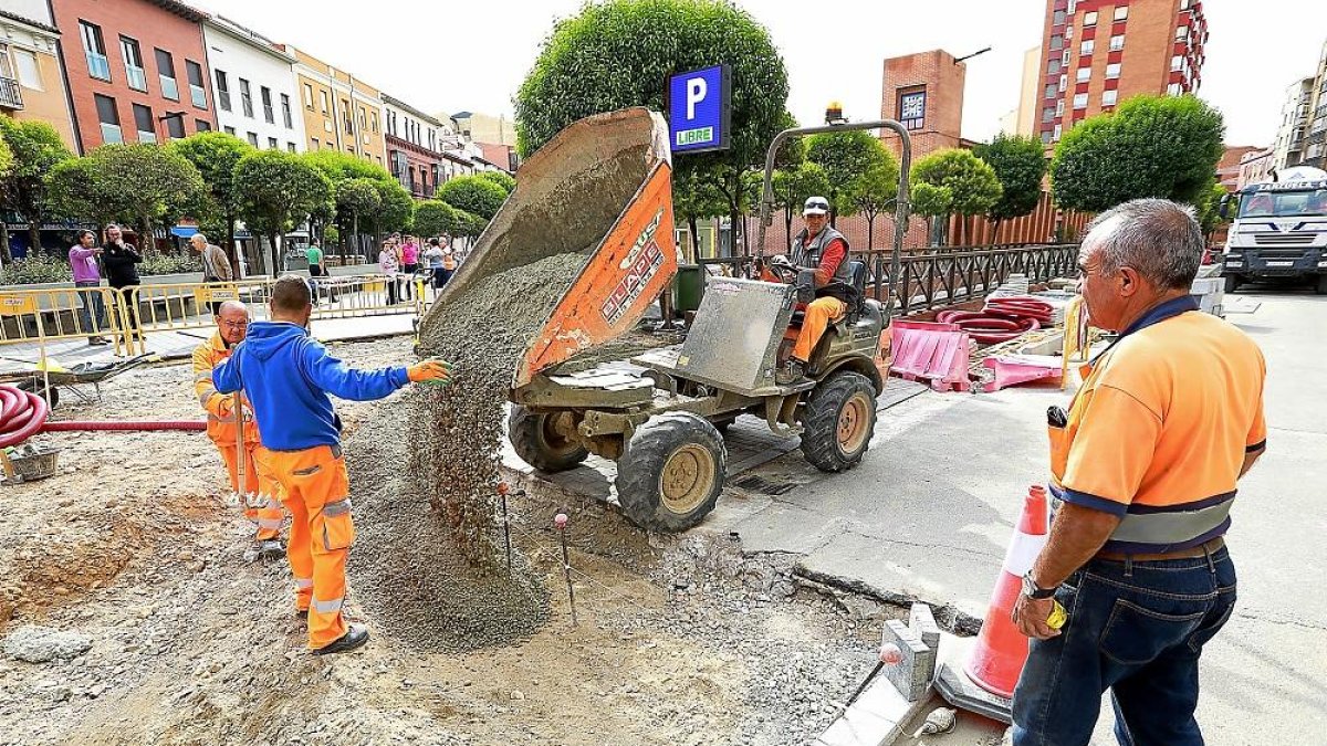 Varios operarios trabajan en las obras de la calle Panaderos, a la altura del mercado del Campillo.-J.M. LOSTAU