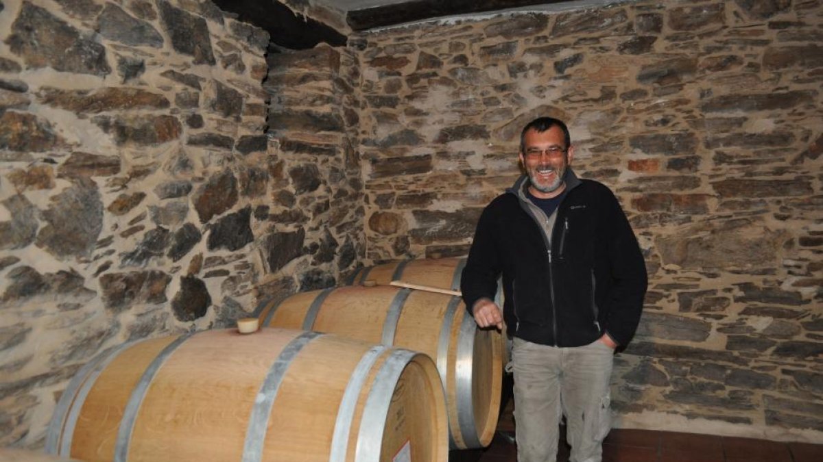 El vigneron Modesto Valle Blanco en la sala de crianza de su bodega berciana. En las imágenes pequeñas, exterior de la pequeña elaboradora, viñedo y sus dos depósitos de fermentación.-I. M.