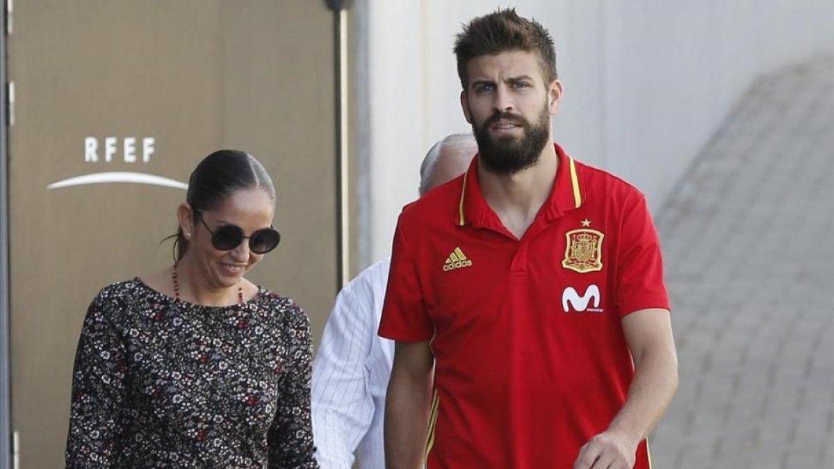 Claramunt y Piqué el pasado 4 de octubre, en que el barcelonista dio una rueda de prensa en la ciudad deportiva de la RFEF.-BALLESTEROS / EFE