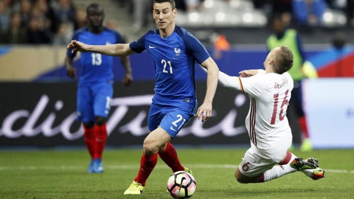 Momento en que Laurent Koscielny cometió sobre Gerard Deulofeu.-YOAN VALAT