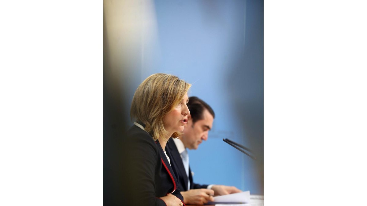 La consejera de Familia e Igualdad de Oportunidades, Alicia García, y el consejero de Fomento y Medio Ambiente, Juan Carlos Suárez-Quiñones, presentan los datos correspondientes a los tres años de funcionamiento del Sistema Integral de Apoyo a las familia-ICAL