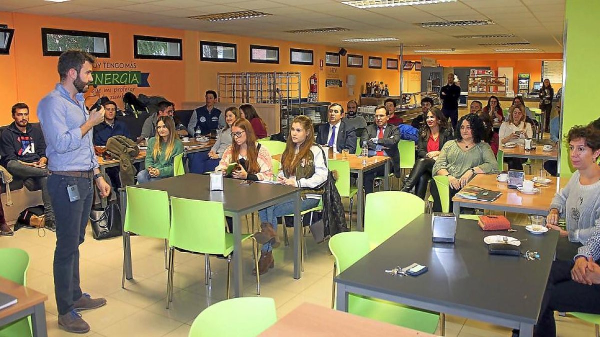 Monólogo científico en la cafetería de la Universidad Europea Miguel de Cervantes. -E. M.