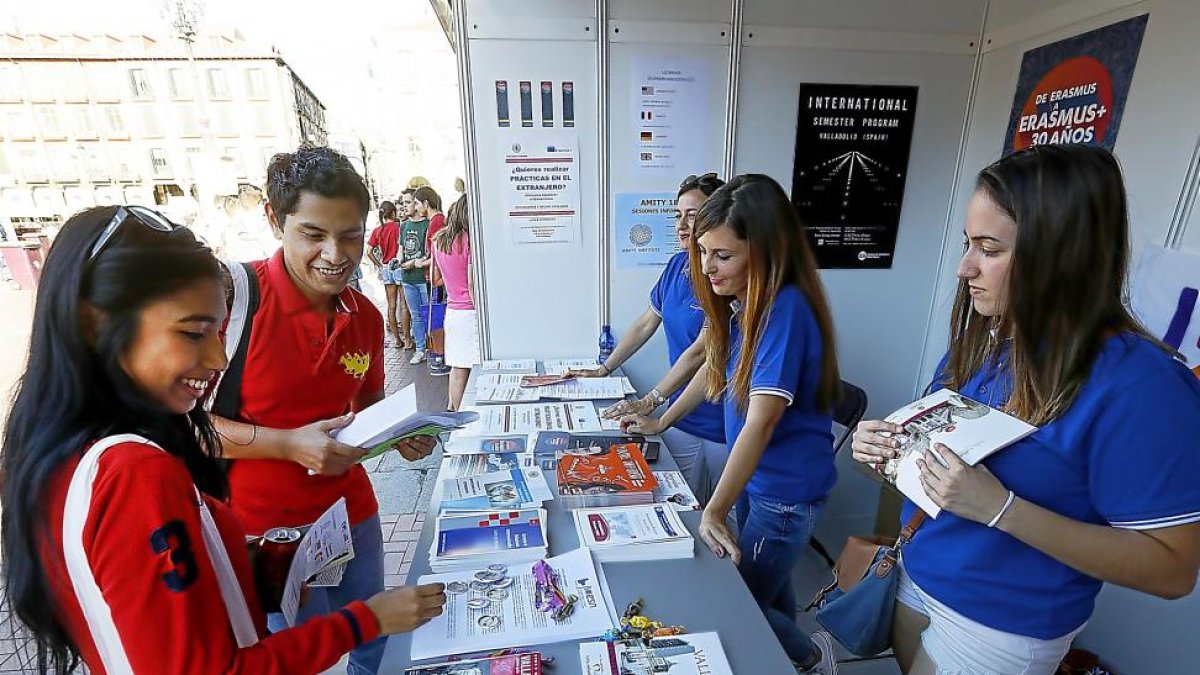 Alumnos se informan de la oferta educativa y cultural de la UVa en la Plaza Mayor.-J.M. LOSTAU