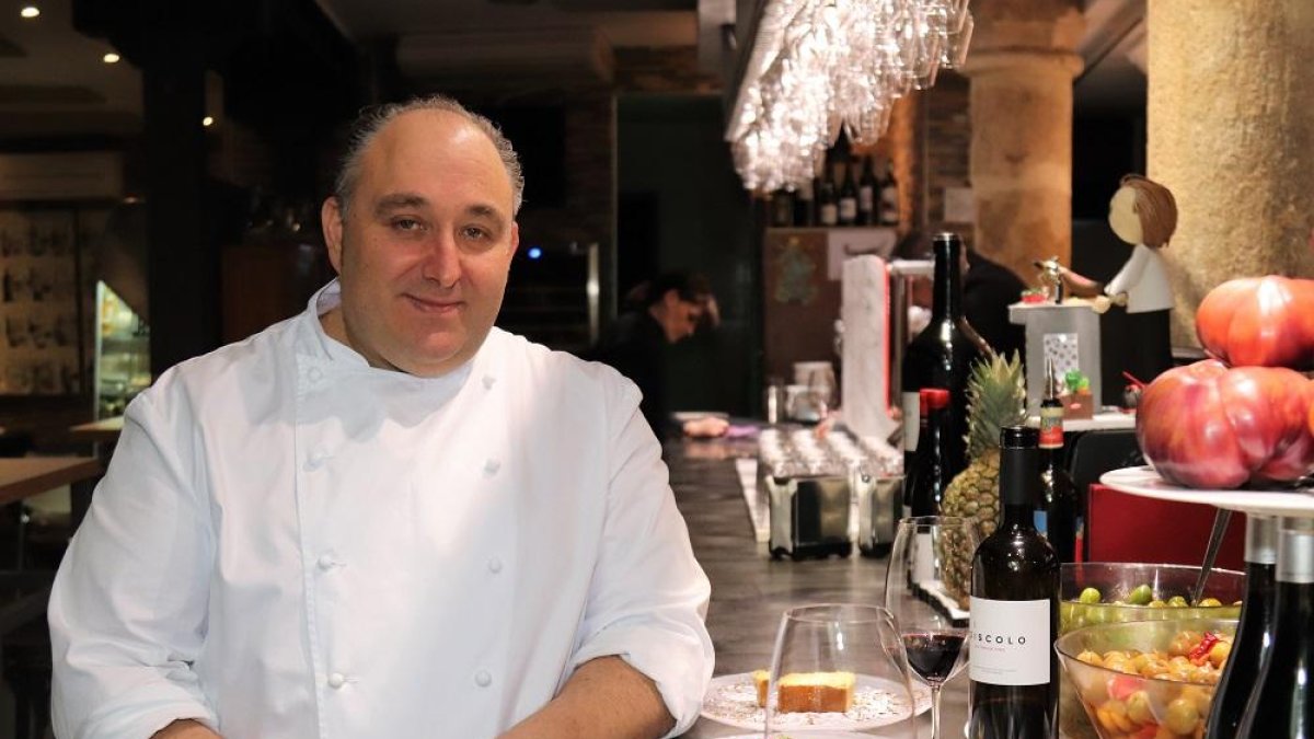 Rubén Becker en la barra de Lasal con alguno de sus platos más emblemáticos.-JOSÉ LUIS CABRERO