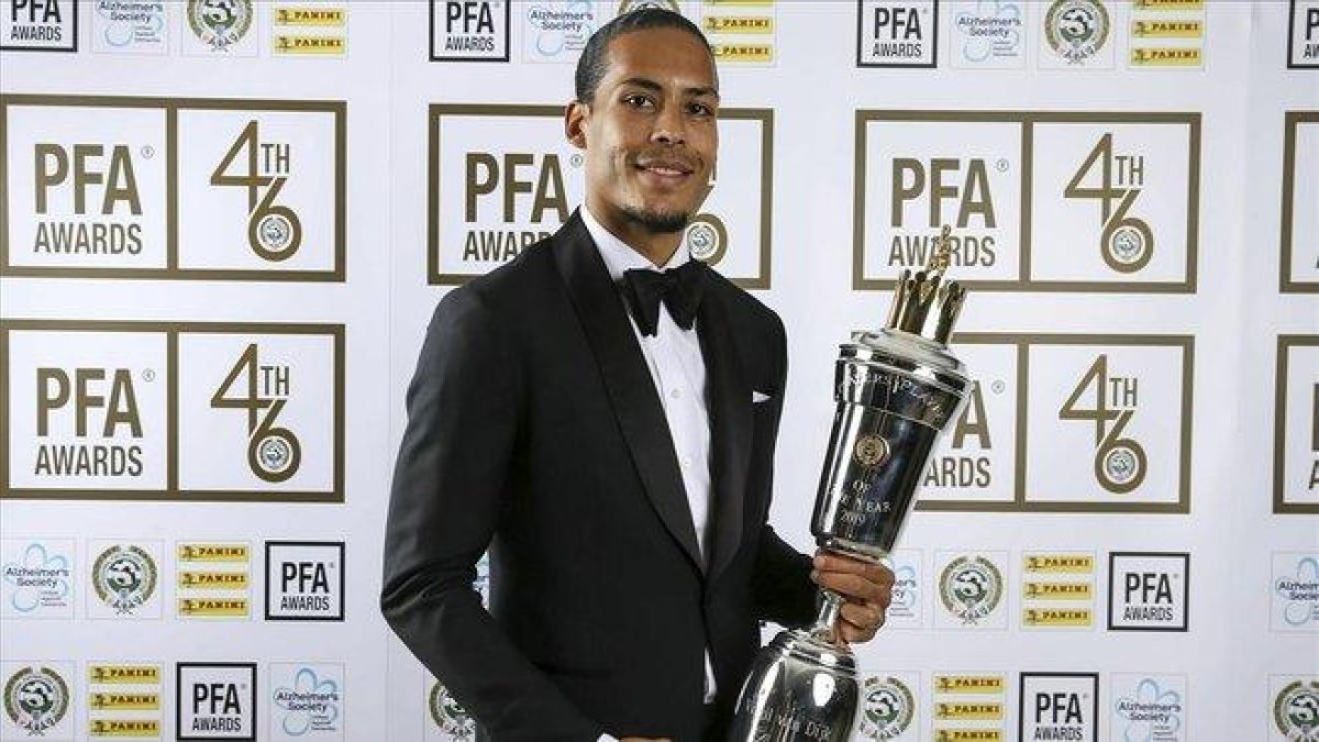 Virgil Van Dijk galardonado con el premio al mejor jugador del año por la PFA.-EL PERIÓDICO