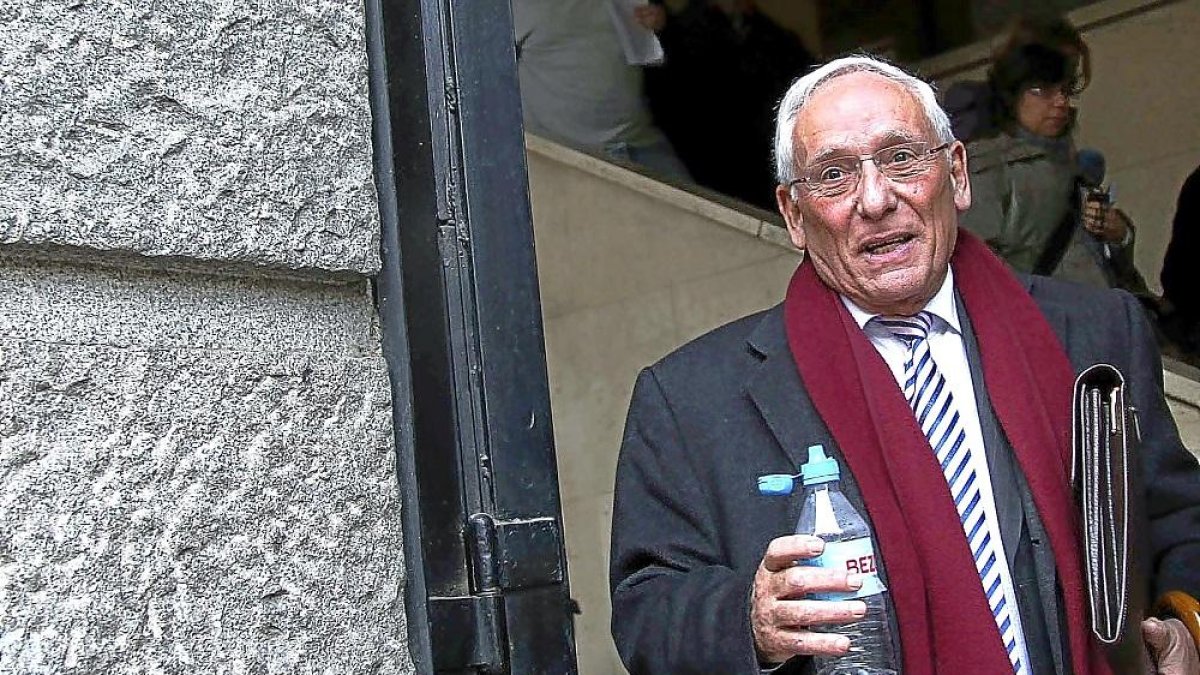 Atilano Soto, a la salida del juzgado el día que declaró por las prejubilaciones, en una imagen de archivo.-ICAL