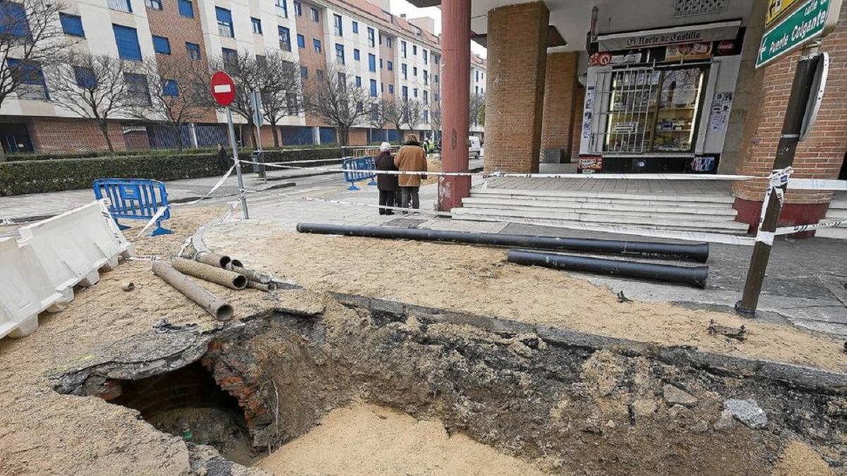 Zona del reventón con toda la calzada levantada en la calle Álvarez Taladriz-Pablo Requejo