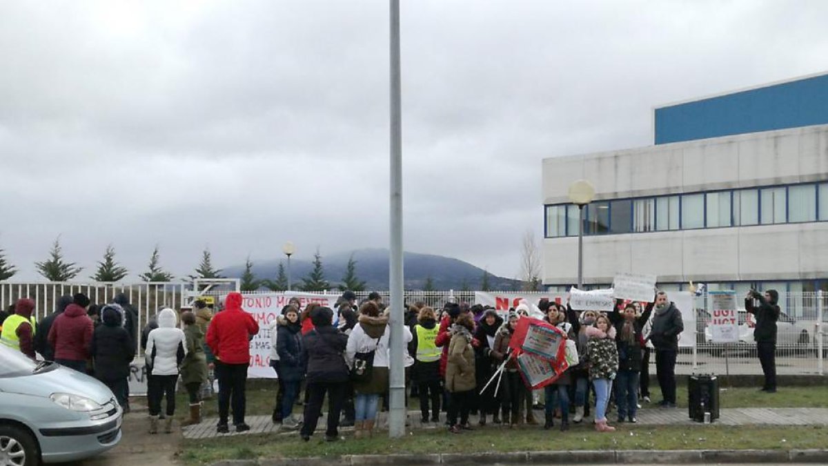 El resto de la plantilla apoyó a sus compañeros del comité concentrándose en el exterior de la planta, donde les trasladaron luego el contenido de la reunión.-E.M.