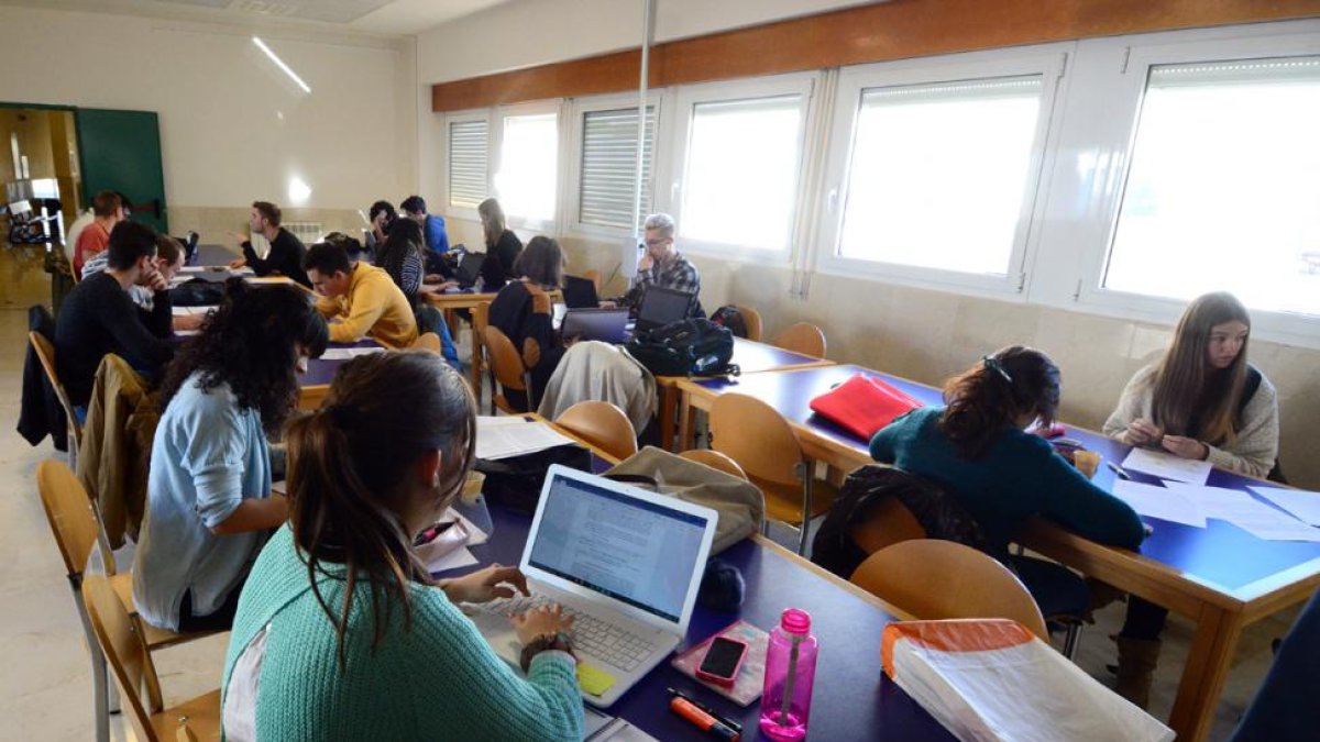 Alumnos en el Campus de Soria.-ÁLVARO MARTÍNEZ