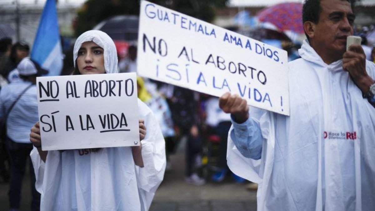 Unos 15.000 guatemaltecos se manifestaron en las calles para expresar su rechazo al aborto y apoyar la familia “natural”, en una marcha que la denominaron Guate por la vida y la familia.-SANTIAGO BILLY (AP)