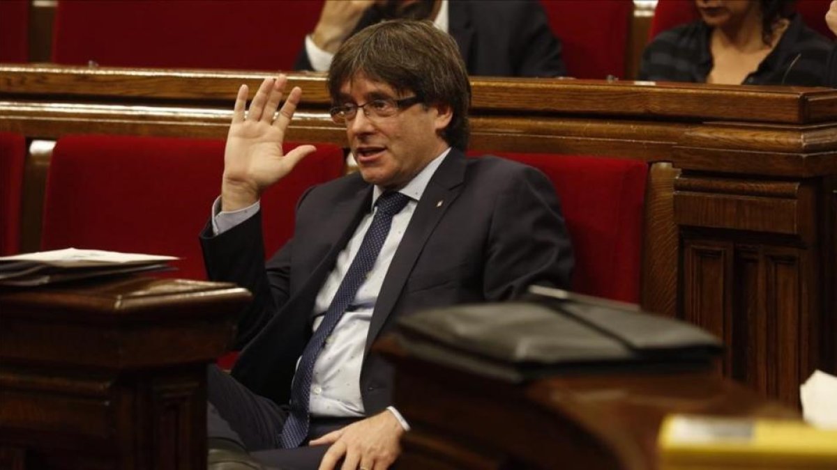 El presidente de la Generalitat, Carles Puigdemont, durante el debate de la cuestión de confianza en el Parlament.-JULIO CARBÓ