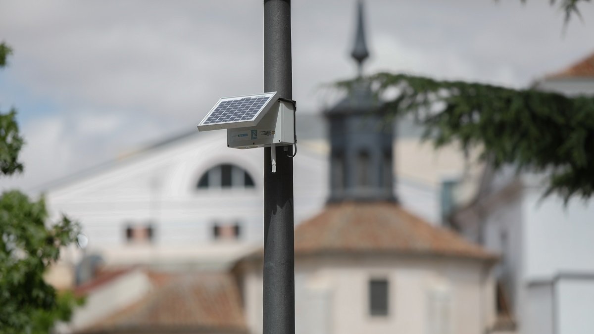Nanosensor instalado en una farola en la calle Arzobispo Gandásegui, junto a La Antigua | J.M. LOSTAU