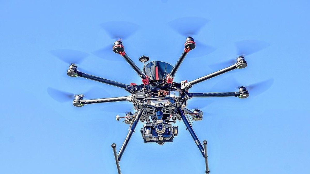 Instantánea de un vehículo aéreo sin tripulación en pleno vuelo.-ECOGEO