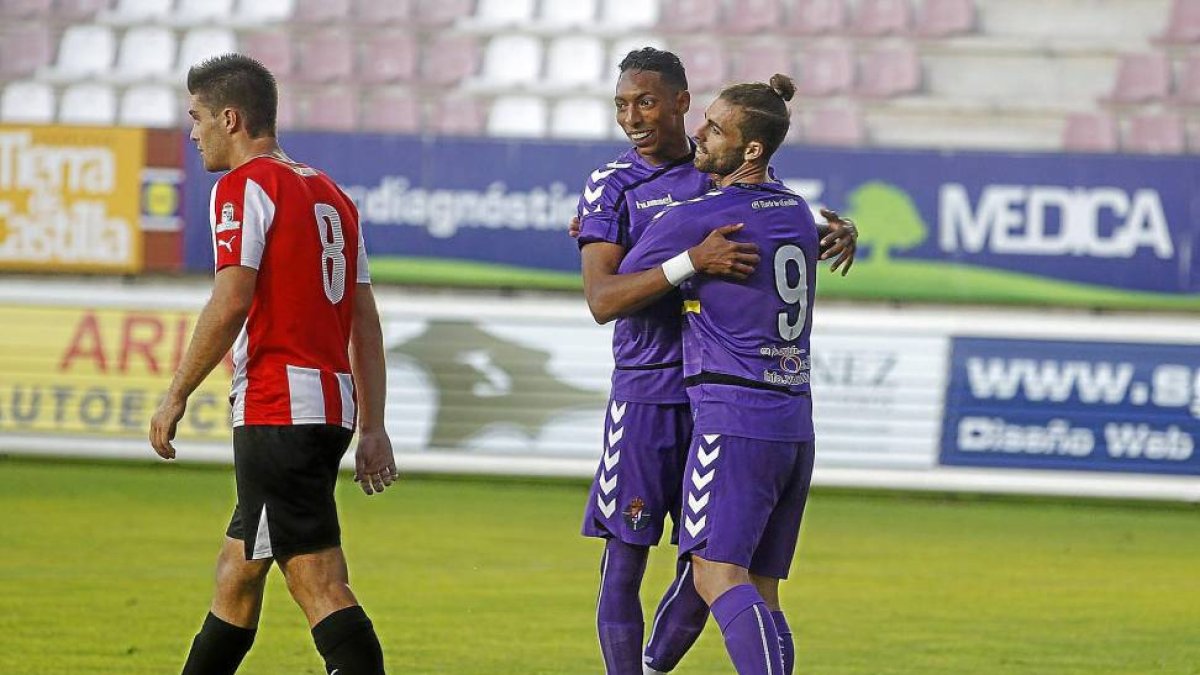 Mojica y Rodri (9), se abrazan en Zamora tras un gol en su partido de debut en la pretemporada blanquivioleta.-Mariam A. Montesinos