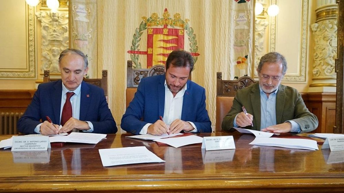 Antonio Largo, Óscar Puente y Manuel Saravia firman el convenio en el Ayuntamiento de Valladolid.-AYUNTAMIENTO DE VALLADOLID