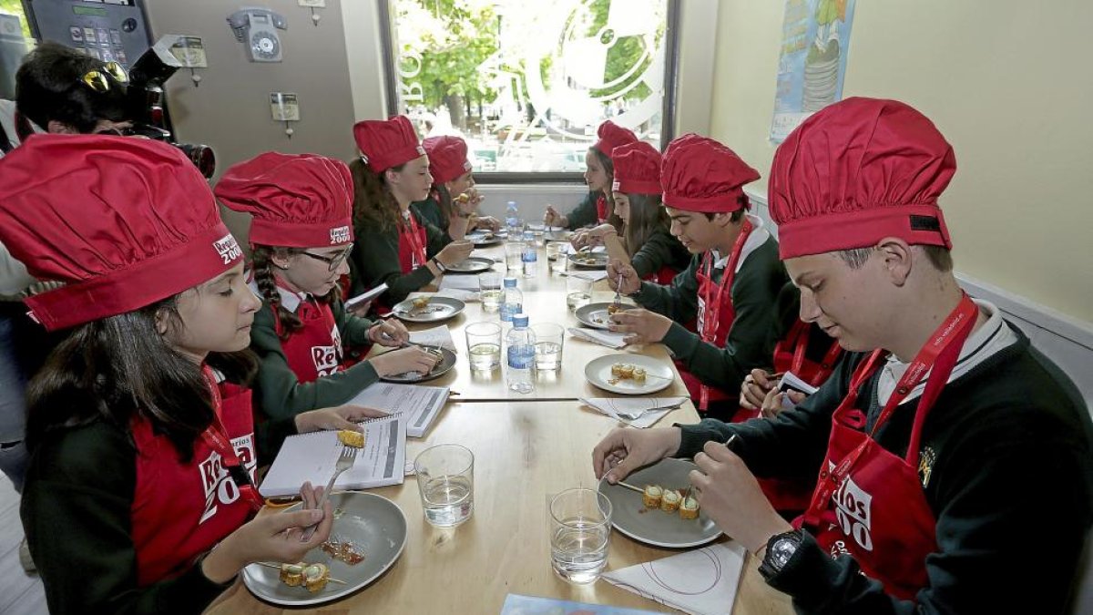 Los jurados infantiles en plena degustación del ‘Rollito del mini chef’ en el Astrolabio de la plaza de San Juan..-E. M.
