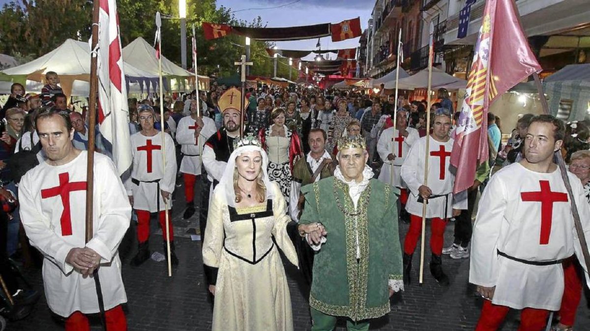 Los 'Reyes Católicos' encabezan el desfile que abrió ayer la fiesta, acompañados de su numeroso séquito.-J. M. Lostau