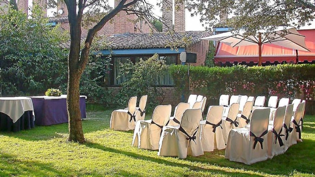 Jardines del hotel El Montico, inmueble que saldrá a subasta el próximo 29 de septiembre en una notaría de Madrid.-E.M.