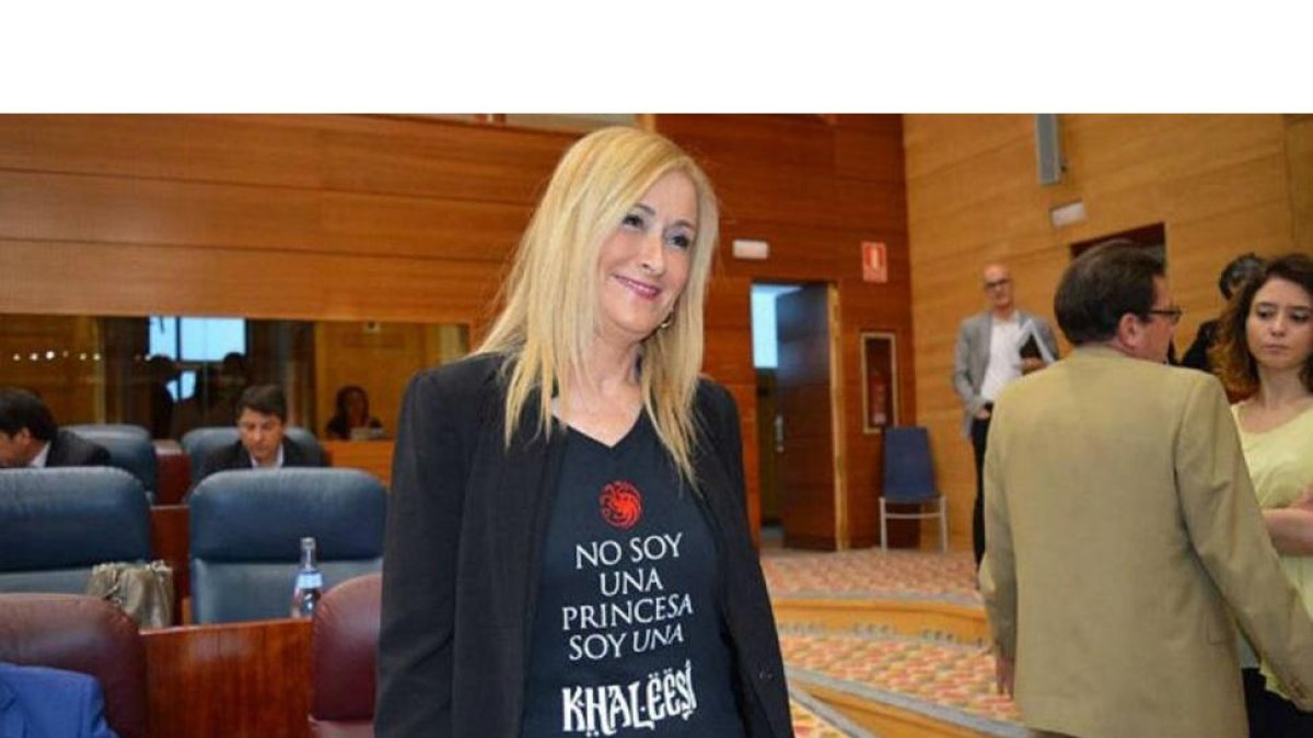 La presidenta de la Comunidad de Madrid, Cristina Cifuentes, con la camiseta.-PERIODICO