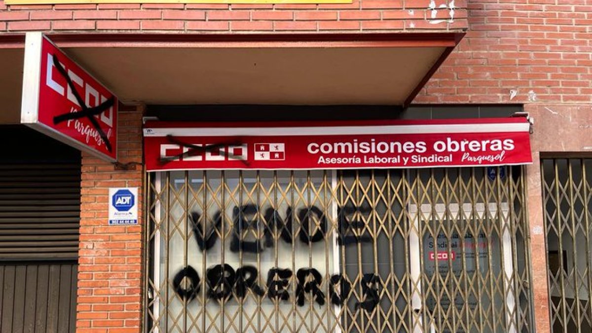 Fachada de la sede de CCOO en Parquesol con las pintadas. - E. M.