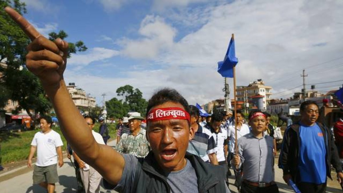Activistas indígenas reclaman la creación de una región autónoma durante una manifestación en Katmandú.-Foto: EFE / NARENDRA SHRESTHA