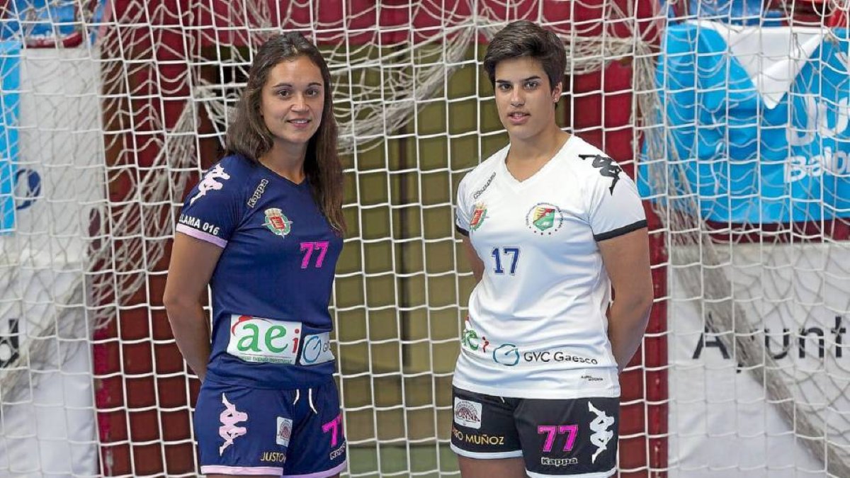 Amaia y Cristina Cifuentes, posando con las nuevas equipaciones.-P. Requejo