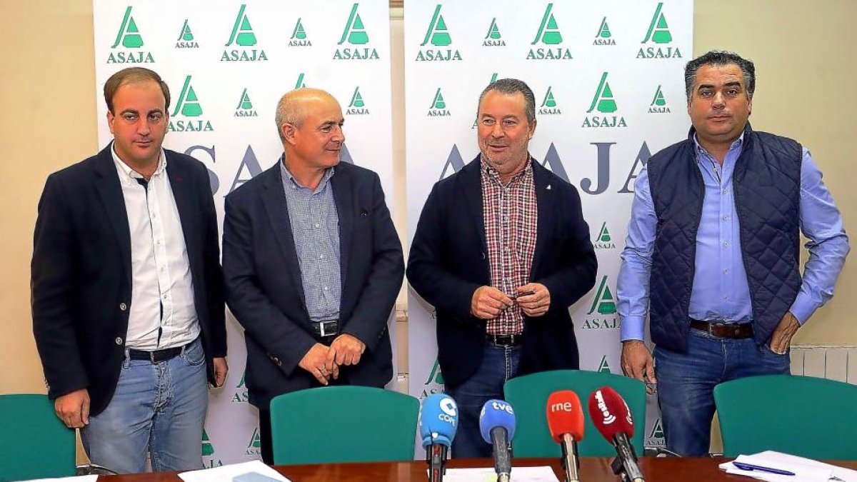 Joaquín A. Pino, José A. Turrado, Donaciano Dujo, y José Luis Marcos, antes de hacer balance del año agrícola 2017.-ICAL