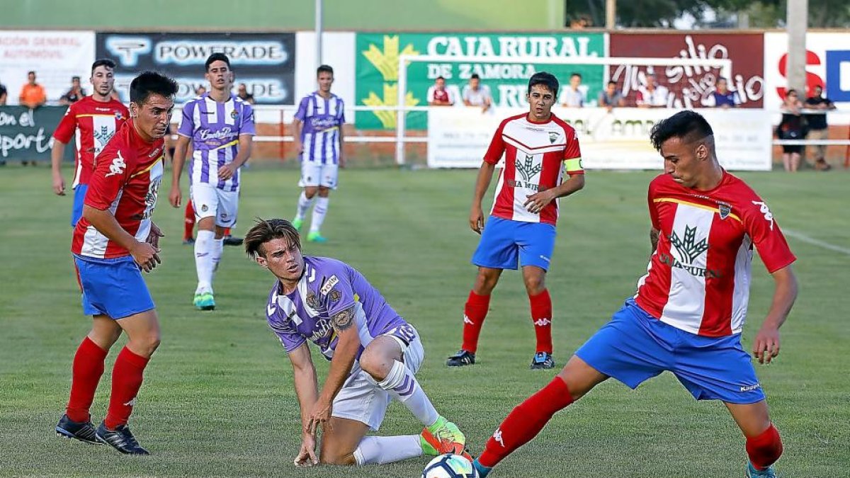 Un jugador del Tordesillas toca el balón ante la presencia de Samanes en el amistoso de Las Salinas.-PABLO REQUEJO