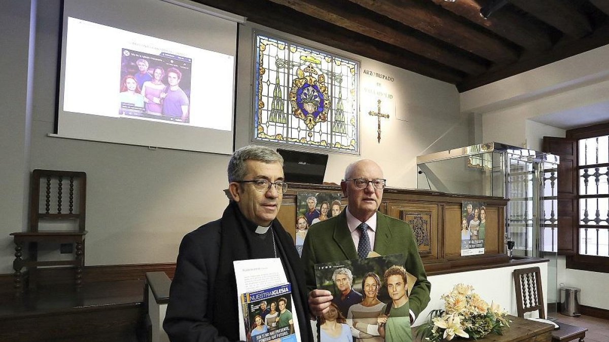 El obispo auxiliar, Luis Argüello, y el ecónomo diocesano, José María Conde, durante la presentación.-ICAL