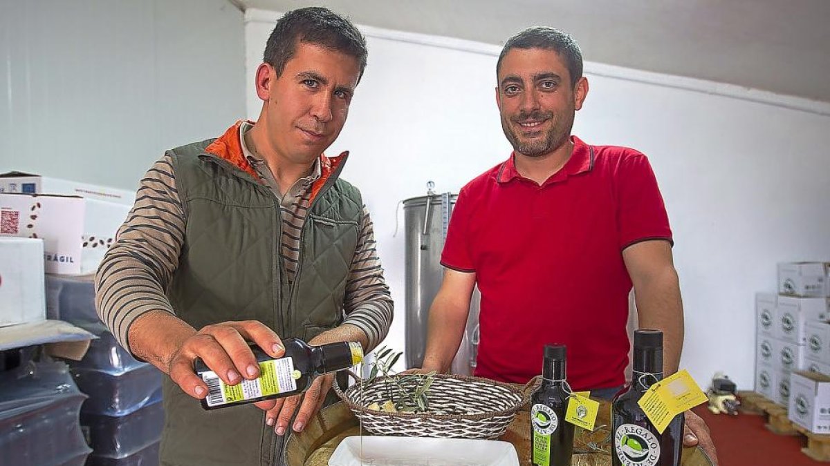 Luis Fernando Cabrero Benéitez y David Moralejo Álvarez posan en el interior de la almazara-M.D.