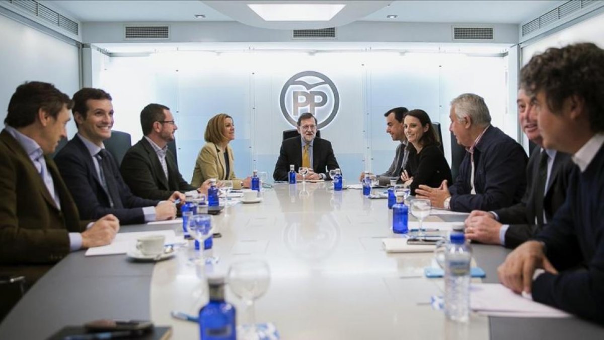 Mariano Rajoy, junto al equipo de dirección del PP, este lunes.-