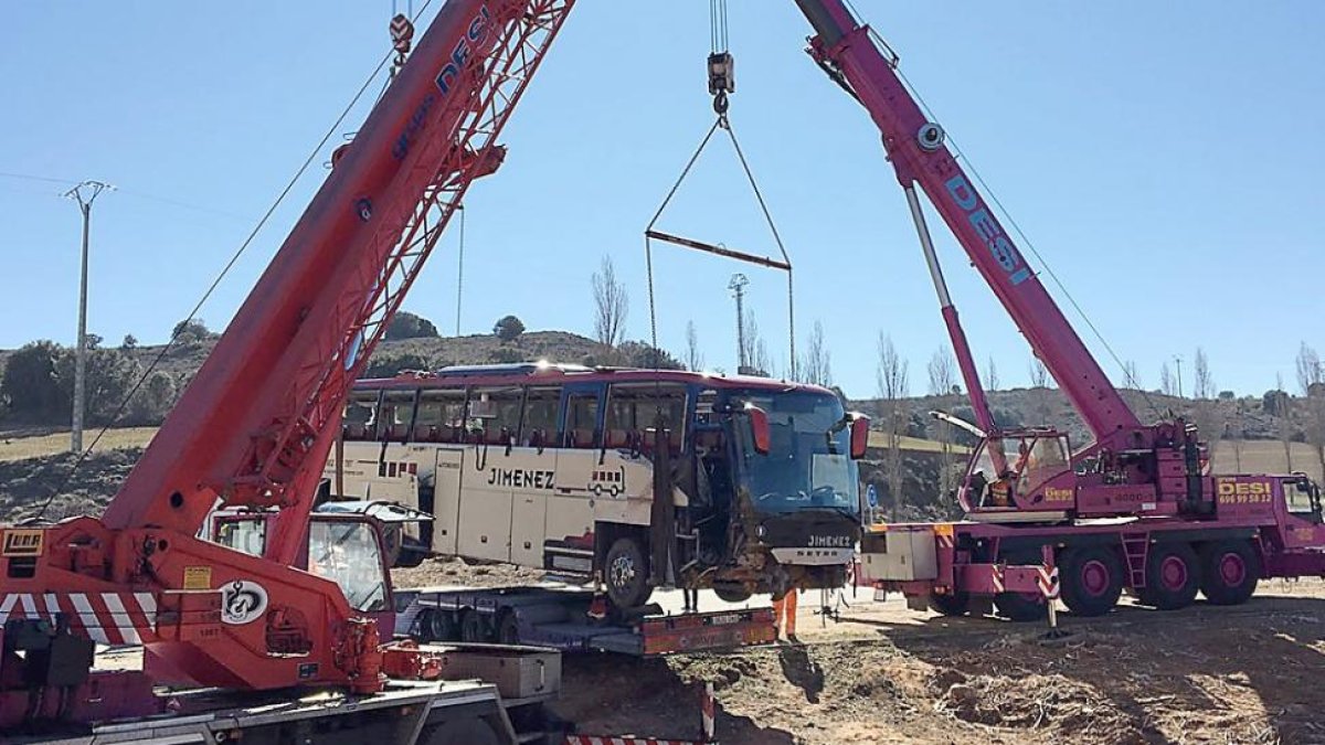 Dos grandes grúas retiraban ayer el autobús accidentado en Burgos.-GRÚAS DESI