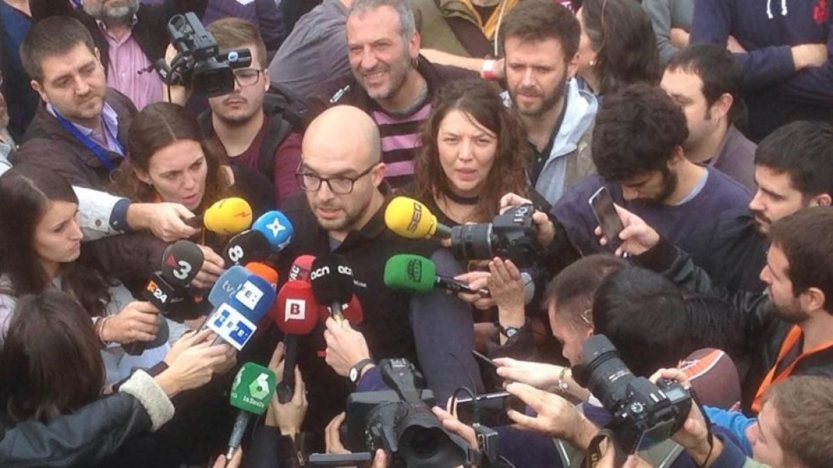 Joan Coma, junto a la alcaldesa de Berga, Montse Venturós, en la concentración contra la persecución judicial a cargos electos independentistas del pasado 13 de noviembre en Barcelona.-