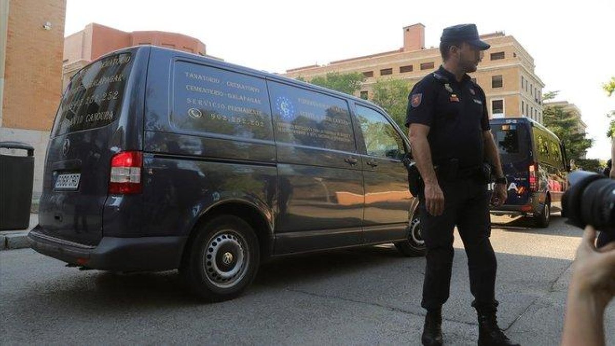 El coche fúnebre en el que viajaba el cuerpo de Blanca Fernández Ochoa.-EFE / JUANJO MARTÍN