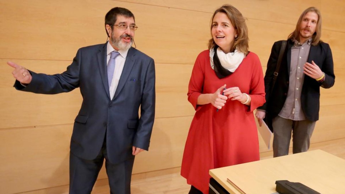 Cristina de Miguel, flanqueada por Manuel Mitadiel (Ciudadanos) y Pablo Fernández (Podemos).-ICAL