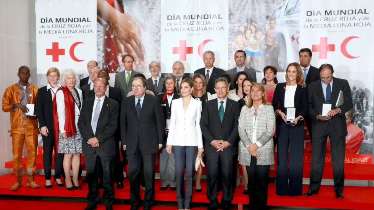 Foto de famila de los galardonados en la celebración del Día Mundial de la Cruz Roja presidido por la reina Letizia. Junto a ella, el presidente de la Junta de Castilla y León, Juan Vicente Herrera, entre otros-Ical