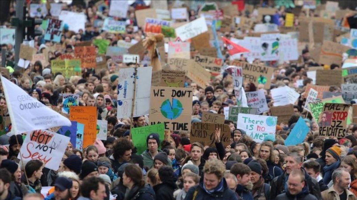 Manifestación contra el cambio climático en Hamburgo, Alemania.-FOCKE STRANGMANN (EFE)