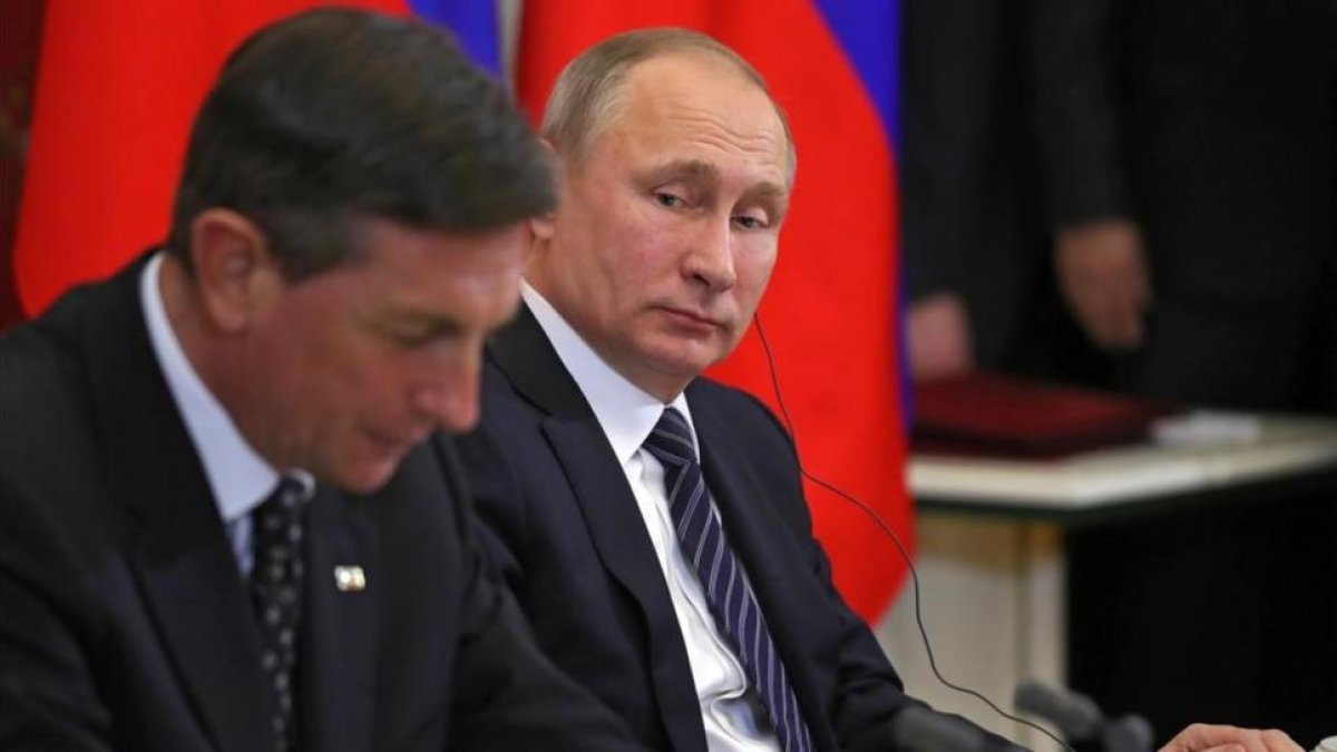 Putin (derecha), durante su encuentro con el presidente esloveno, Borut Pahor, en Moscú, el 10 de febrero.-EFE / MICHAEL KLIMENTYEV