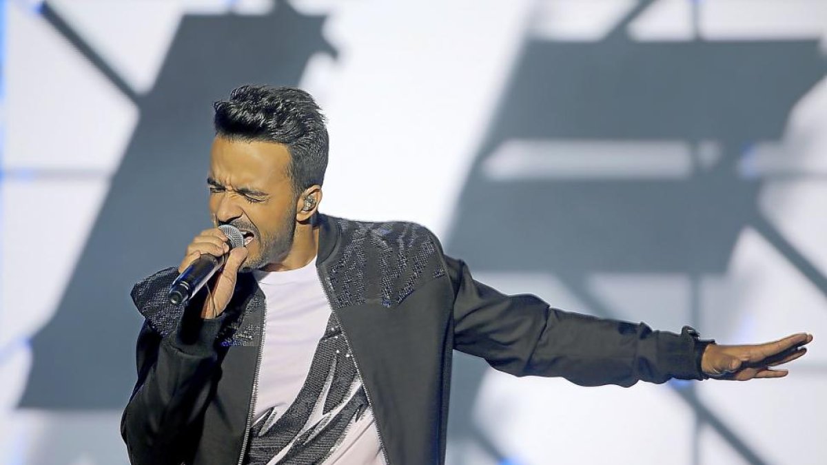 El cantante puertorriqueño Luis Fonsi, ayer, durante su concierto en la localidad vallisoletana de Laguna de Duero.-ICAL