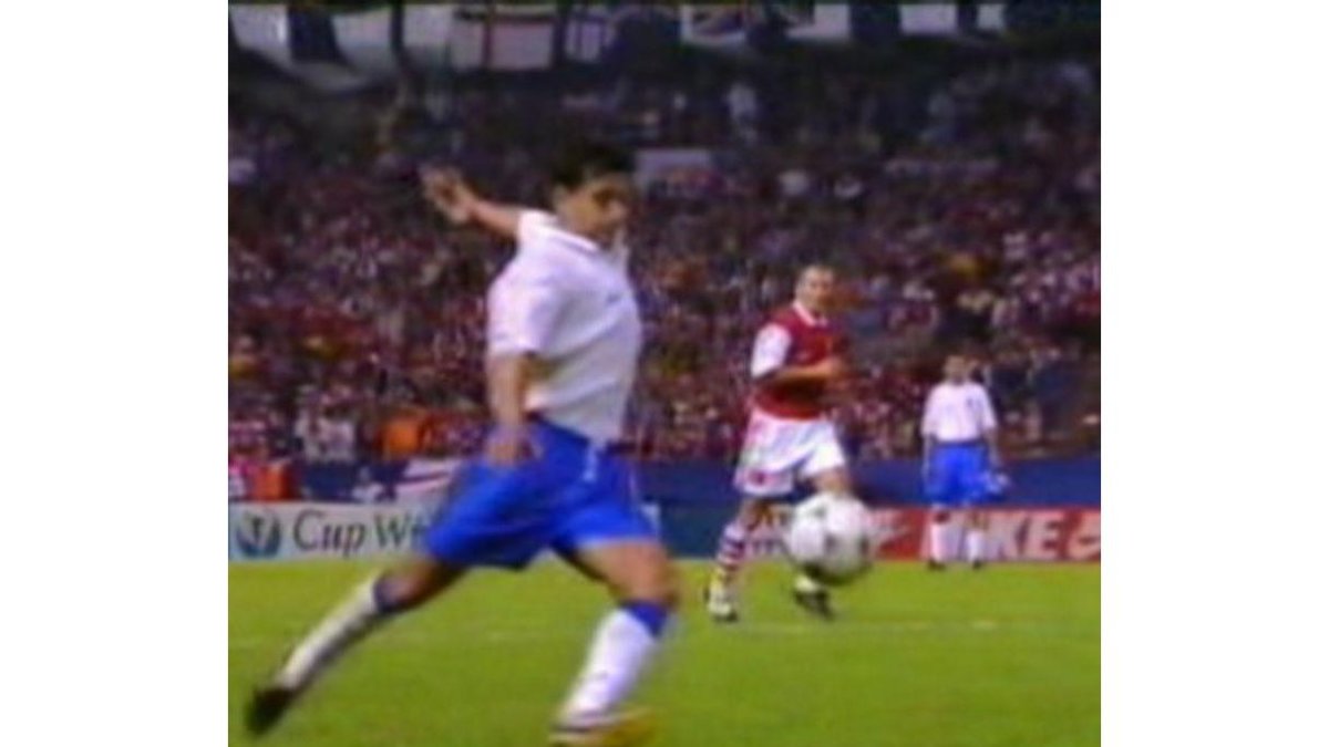 Nayim se dispone a marcar un gol para la historia.-EL PERIÓDICO