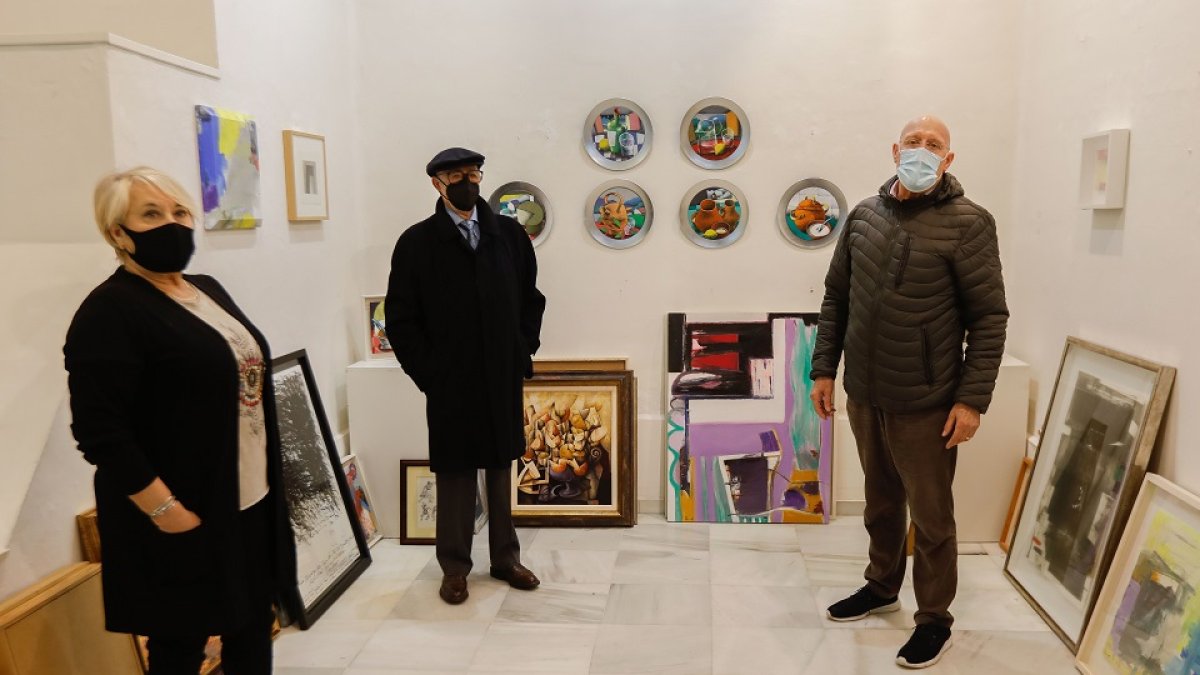 Marisol Puertas, Jesús Velasco y Lorenzo Colomo posan junto a parte de los fondos artísticos de la galería. - J. M. LOSTAU