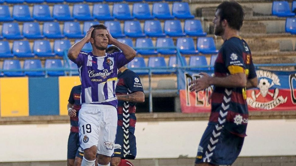 Diego Rubio se lleva las manos a la cabeza tras desaprovechar el Valladolid una ocasión para marcar en el partido frente al Llagostera.-LOF