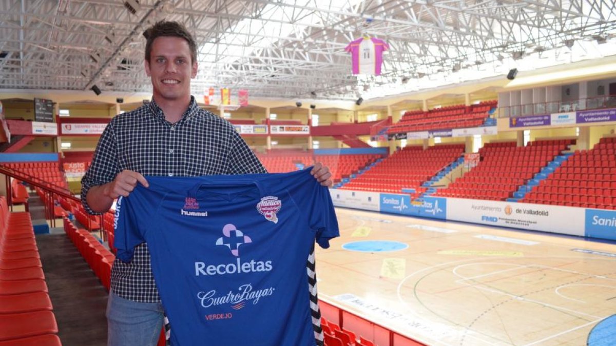 Miguel Camino posa con la camiseta del BM Atlético Valladolid.-EL MUNDO