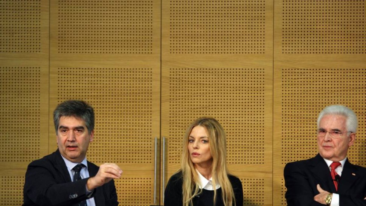 (I a D) El director general de la Policía, Ignacio Cosidó; Ángeles Carmona, del Consejo General del Poder Judicial y el presidente de Cruz Roja en Castilla y León, Jesús Varela-Ical
