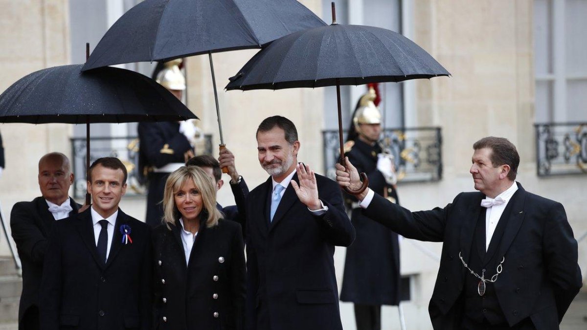 El Rey, junto a Macron y su esposa, en el Eliseo-