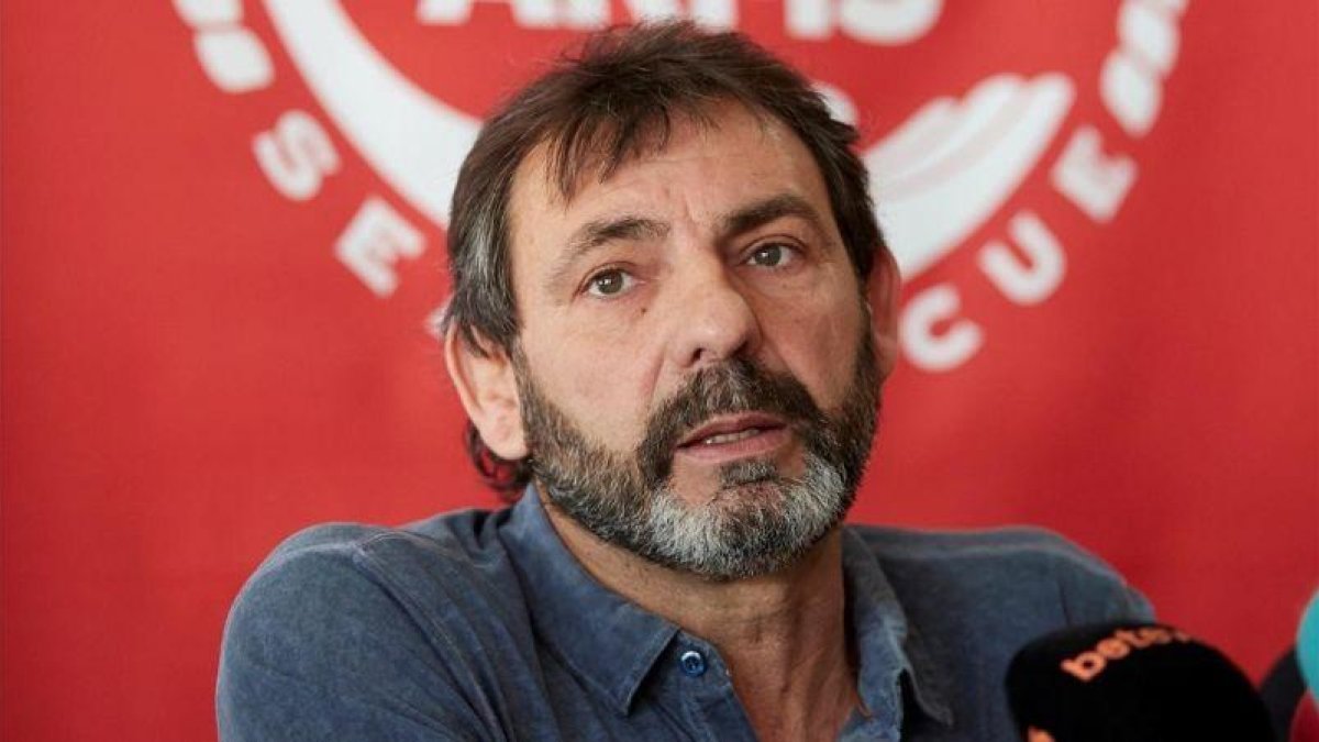 El director y fundador de la oenegé Proactiva Open Arms durante una rueda de prensa este martes 17 de abril en Badalona.-ALEJANDRO GARCIA (EFE)